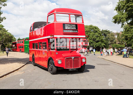 Au total, 136 ont assisté à 60 Routemasters Routemaster Finsbury Park, Londres. Banque D'Images