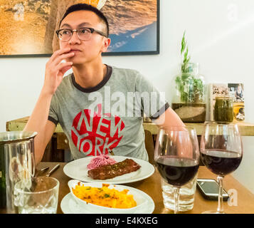 Paris France American Restaurant a l interieur de salle a manger avec Chinese Man le partage des repas de l alimentation Floyd s Bar and Grill Photo Stock Alamy