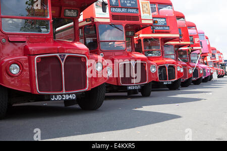 Au total, 136 ont assisté à 60 Routemasters Routemaster Finsbury Park, Londres. Banque D'Images