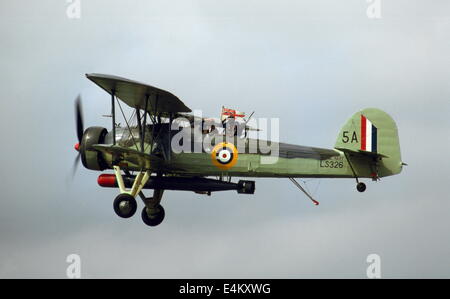 AJAXNETPHOTO. JUIN 1974. YEOVILTON, ANGLETERRE - ATTENTION! - L'ÉQUIPAGE DE ROYAL NAVY SWORDFISH SALUE LES FOULES LORS DE LA JOURNÉE AÉRIENNE. PHOTO:JONATHAN EASTLAND/AJAX REF:920905214 Banque D'Images