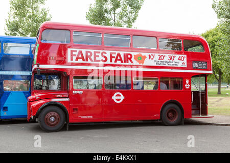 Au total, 136 ont assisté à 60 Routemasters Routemaster Finsbury Park, Londres. Banque D'Images