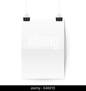 Feuille de papier pliée en deux est suspendu à deux noirs binder clips Banque D'Images