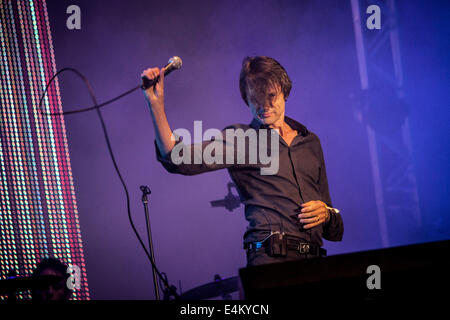 Chanteur du groupe anglais Suede Brett Anderson joue lors du festival de musique slovaque Pohoda à Trencin, Slovaquie l'aéroport, le 12 juillet 2014. © CTK/Alamy Live News Banque D'Images