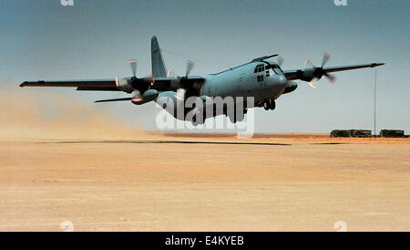 AJAX NEWS & FEATURE SERVICE (OMA-12) 3 OCT 2001. OMAN. UN AVION DE TRANSPORT C-130 HERCULES DE LA ROYAL AIR FORCE DÉCOLLE D'UNE PISTE D'ATTERRISSAGE DÉSERTIQUE LOIN DANS LE DÉSERT ARIDE D'OMAN EN ROUTE VERS UN AUTRE CAMP AVEC DES FOURNITURES ET DU PERSONNEL POUR LE PROCHAIN EXERCICE SAIF SAREEA II. PHOTO :JONATHAN EASTLAND/AJAX. REF :1/20. Banque D'Images