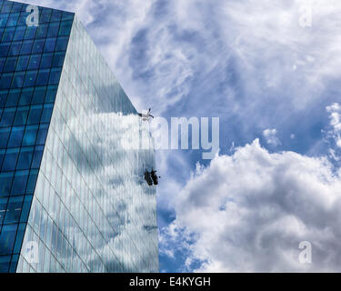 L'architecture moderne Blue cloudy sky, réflexions sur l'édifice de verre et suspendu window cleaner, London, UK Banque D'Images