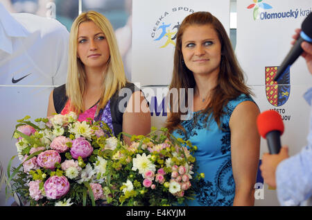 Prostejov, République tchèque. 14 juillet, 2014. Le double vainqueur de Wimbledon Petra Kvitova la République tchèque (à gauche) et demi-finaliste Lucie Safarova assister à une conférence de presse à Prostejov, en République tchèque, le 14 juillet 2014. Photo : CTK/Alamy Live News Banque D'Images