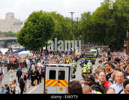 Londres, UK - 7 juillet 2014 : Tour de France : la police britannique et français Gendarrmerie motos passe le long de la digue Banque D'Images