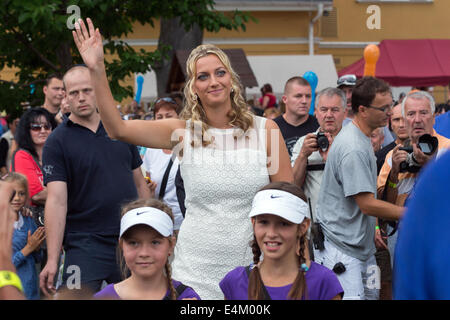 Prostejov, République tchèque. 14 juillet, 2014. Le double vainqueur de Wimbledon Petra Kvitova la République tchèque participe à une conférence de presse à Fulnek, son lieu de naissance, la République tchèque, le 13 juillet 2014. Photo : CTK/Alamy Live News Banque D'Images