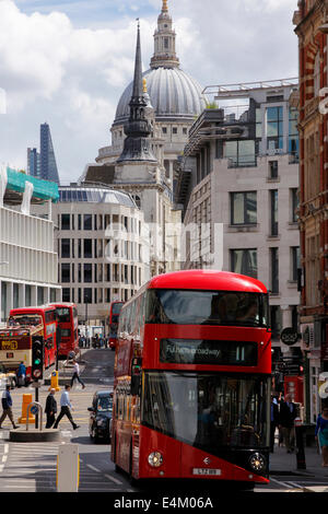 Londres, UK - 7 juillet 2014 : voir le long de la rue du parc et jusqu'Ludgate Hill à la recherche vers le dôme de la Cathédrale St Paul Banque D'Images