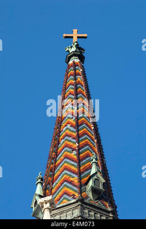 Croix d'or sur le toit de l'église avec un ciel bleu Banque D'Images