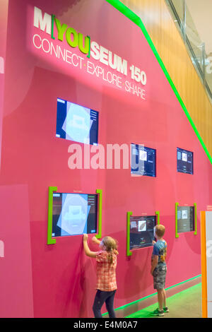 Brisbane Australie,South Brisbane,Centre culturel,centre,Queensland Museum & ScienceCenter,écran tactile,filles,femme enfant enfants enfant jeunes Banque D'Images