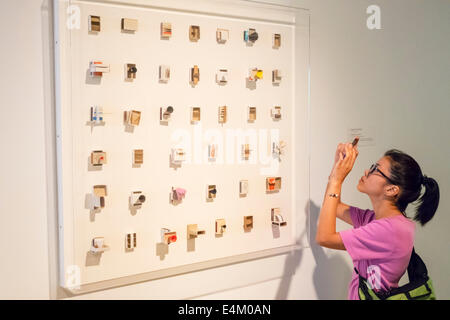 Brisbane Australie,South Brisbane,Centre culturel,centre,Galerie d'Art moderne,GOMA,intérieur,femme asiatique femme femme,téléphone portable smartphone pho Banque D'Images