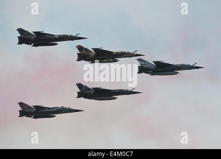 Paris, France. 14 juillet, 2014. Des avions de l'air volent en formation sur Paris au cours de l'annual Bastille Day Parade militaire, en France, le 14 juillet 2014. La France a célébré la journée avec un grand défilé, qui a participé par des soldats de 80 nations. Crédit : Li Genxing/Xinhua/Alamy Live News Banque D'Images