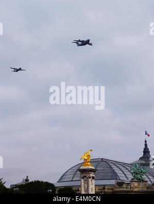 Paris, France. 14 juillet, 2014. Des avions de l'air volent en formation sur Paris au cours de l'annual Bastille Day Parade militaire, en France, le 14 juillet 2014. La France a célébré la journée avec un grand défilé, qui a participé par des soldats de 80 nations. Crédit : Li Genxing/Xinhua/Alamy Live News Banque D'Images