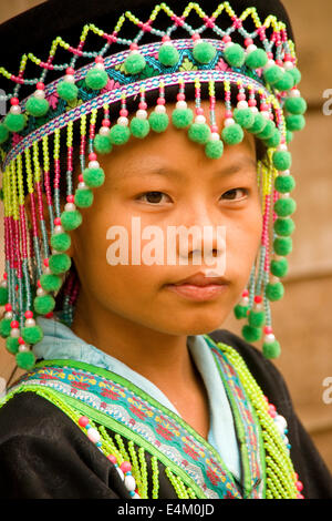 Fille de minorités ethniques Hmong à Ban Na Ouane village près de Luang Prabang, Laos. Banque D'Images