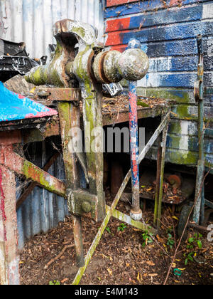 Jambe Vintage Vice à l'extérieur de l'atelier de l'artiste atelier avec banc de travail couvert de peinture, Eel Pie Island, London, UK Banque D'Images