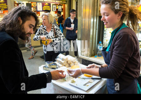 Melbourne Australie, Queen Victoria Market, vendeurs stall stands stands stand stand marché, acheteur achat vendre, vente, transaction payer paie bu Banque D'Images