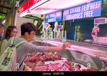 Melbourne Australie, Queen Victoria Market, vendeurs, stall stands stand marché acheteur acheter vendre, vendre, payer la transaction paie acheter Buys, sa Banque D'Images