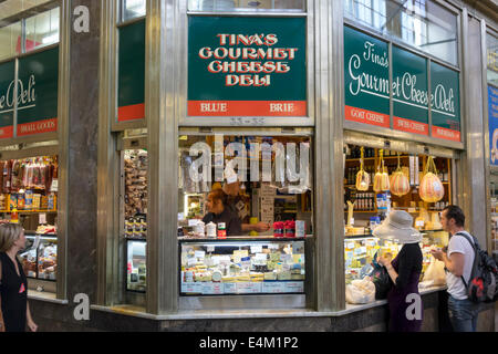 Melbourne Australie, Queen Victoria Market, vendeurs stall stands stands stand stand marché, acheteur achat vendre, vente, transaction payer paie bu Banque D'Images