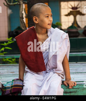 Les jeunes moniales bouddhistes attendre et puis la ligne de participer à une cérémonie d'aumône et repas dans un monastère à Mandalay, Myanmar. Banque D'Images