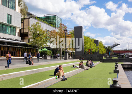 Melbourne Australie, Southbank, Yarra Promenade, Yarra River, homme hommes, femme femmes, couple, pelouse, front de mer, AU140318082 Banque D'Images