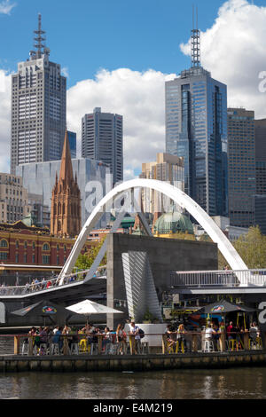 Melbourne Australie, Yarra River, gratte-ciel gratte-ciel gratte-ciel bâtiment bâtiments, gratte-ciel, passerelle Southbank, passerelle, Ponyfish Il Banque D'Images