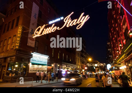 Bienvenue à Little Italy signer la nuit sur Mulberry Street dans le Lower Manhattan, un monument de la ville de New York Banque D'Images