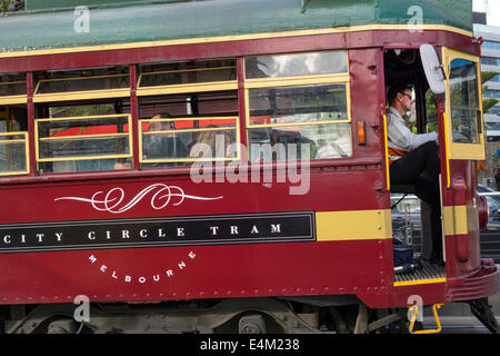 Melbourne Australie, Docklands Drive, Yarra trams, tram, tramway, tramway, City Circle Highway route, homme homme homme homme, chauffeur, ingénieur, employés travailleurs Banque D'Images