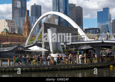 Melbourne Australie, Yarra River, gratte-ciel gratte-ciel gratte-ciel bâtiment bâtiments, gratte-ciel, passerelle Southbank, passerelle, Ponyfish Il Banque D'Images