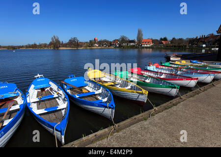 Barques en bois coloré à la location sur le simple à Aldeburgh village, comté de Suffolk, Angleterre Banque D'Images