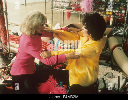 Aaron Spelling dynastie séries télévisées américaines (1981-1989) avec Linda Evans et Joan Collins à gauche dans un catfight Banque D'Images