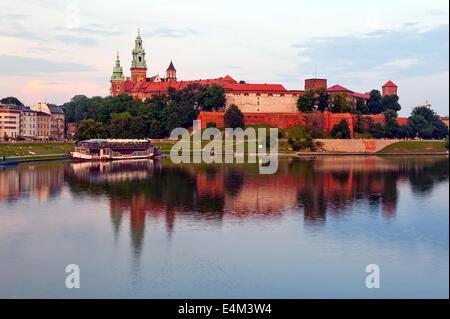 Château Royal de Wawel à Cracovie - à Wisla ( ) à la rivière Vistule soir Banque D'Images