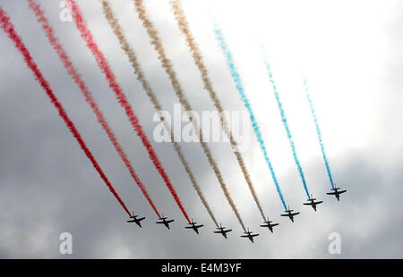 Paris. 14 juillet, 2014. La Patrouille de France de l'Armée de l'air survole Paris au cours de l'annual Bastille Day Parade militaire le 14 juillet 2014. La France a émis une invitation sans précédent dans plus de 70 pays impliqués dans la Première Guerre mondiale pour prendre part dans son rapport annuel sur la Bastille Day parade militaire. Credit : Etienne Laurent/Xinhua/Alamy Live News Banque D'Images