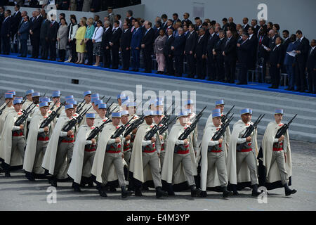 Paris. 14 juillet, 2014. Légion étrangère française assiste à l'annual Bastille Day Parade militaire à Paris le 14 juillet 2014. La France a émis une invitation sans précédent dans plus de 70 pays impliqués dans la Première Guerre mondiale pour prendre part dans son rapport annuel sur la Bastille Day parade militaire. Credit : Etienne Laurent/Xinhua/Alamy Live News Banque D'Images