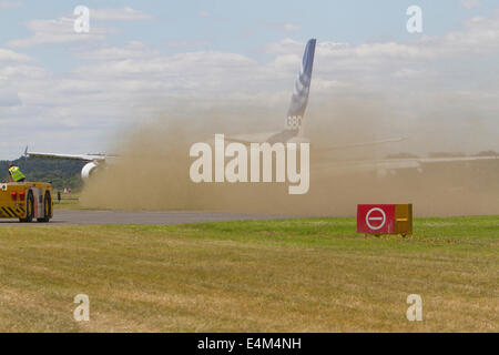 Farnborough, Royaume-Uni. 14 juillet 2014. Farnborough, UK.14 juillet 2014. Airbus A380 crée une tempête de poussière qu'il décolle au Farnborough International Airshow . Credit : Keith Larby/Alamy Live News Banque D'Images