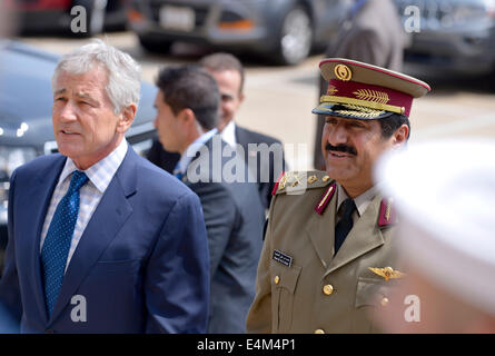 Washington, DC, USA. 14 juillet, 2014. Secrétaire américain à la défense Chuck Hagel (L) est l'hôte d'un cordon d'honneur du Qatar bienvenue Ministre d'État aux Affaires étrangères de la Défense Hamad bin Ali Al Attiyah au Pentagone, Washington, DC, la capitale des États-Unis, le 14 juillet 2014. Credit : Yin Bogu/Xinhua/Alamy Live News Banque D'Images