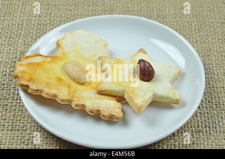 Deux biscuits de Noël aux amandes et noisettes on white plate, Close up sur toile Banque D'Images