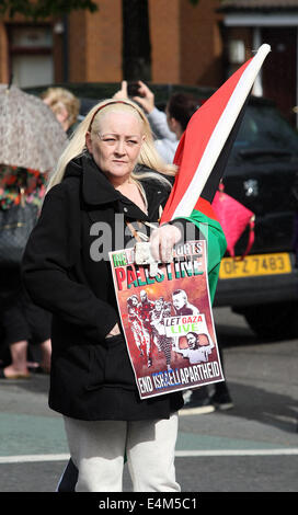 Falls Road et Divis Street, Belfast, Irlande du Nord. Lundi 14 juillet 2014. Amis irlandais de la Palestine montrent son soutien à Gaza comme Palestiniens ont été tués depuis le début de l'offensive d'Israël au cours de la protestation en ligne avec l'Ouest de Belfast. Credit : Parkinson Freddie/Alamy Live News Banque D'Images