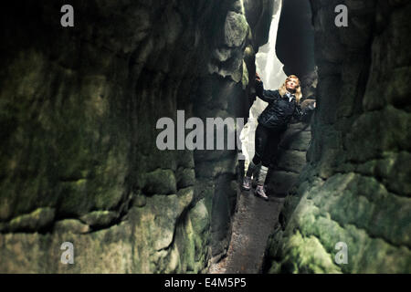 Jeune fille perdue dans le labyrinthe Banque D'Images