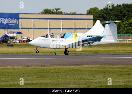 Farnborough, Royaume-Uni. 14 juillet, 2014. L'Airbus E-Fan prototype electric aircraft, mis au point par le Groupe Airbus, roulage au salon Farnborough International Air Show 14 Juillet 2014 Crédit : Martin Brayley/Alamy Live News Banque D'Images