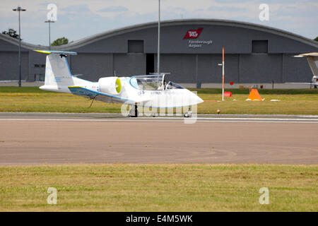 Farnborough, Royaume-Uni. 14 juillet, 2014. L'Airbus E-Fan prototype electric aircraft, mis au point par le Groupe Airbus, roulage au salon Farnborough International Air Show 14 Juillet 2014 Crédit : Martin Brayley/Alamy Live News Banque D'Images