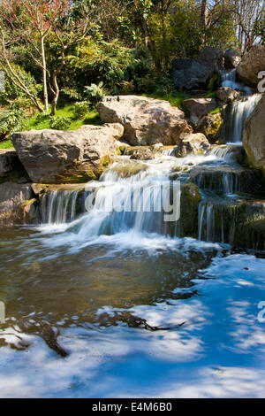 Holland Park, Londres, cascade dans le Jardin de Kyoto Banque D'Images