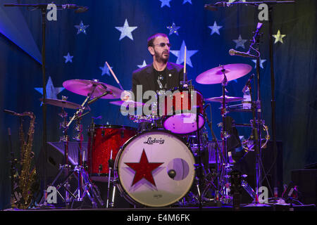 Jul 13, 2014. Le 13 juillet, 2014. San Jose, Californie, USA - Ringo Starr, batteur des Beatles effectue tous vivre avec sa bande à Strarr City National Civic Auditorium. © Jérôme Brunet/ZUMA/Alamy Fil Live News Banque D'Images