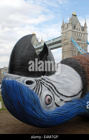 Londres, Royaume-Uni. 14 juillet, 2014. Un géant dead perroquet des Monty Python est placé dans Potters Field, sur la rive de la Tamise près de Tower Bridge. Credit : JOHNNY ARMSTEAD/Alamy Live News Banque D'Images