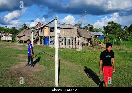 Camp de football en PANGUANA . Département de Loreto .PÉROU Banque D'Images