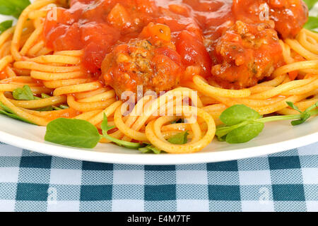 Style Italien authentique fraîchement cuit pâtes Spaghetti à la sauce tomate avec des boulettes de boeuf et de porc isolé sur un fond blanc avec aucun peuple Banque D'Images