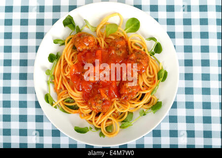 Style Italien authentique fraîchement cuit pâtes Spaghetti à la sauce tomate avec des boulettes de boeuf et de porc isolé sur un fond blanc avec aucun peuple Banque D'Images