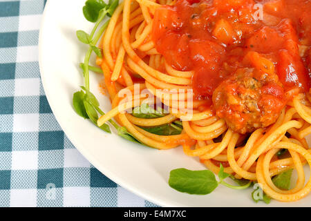 Style Italien authentique fraîchement cuit pâtes Spaghetti à la sauce tomate avec des boulettes de boeuf et de porc isolé sur un fond blanc avec aucun peuple Banque D'Images