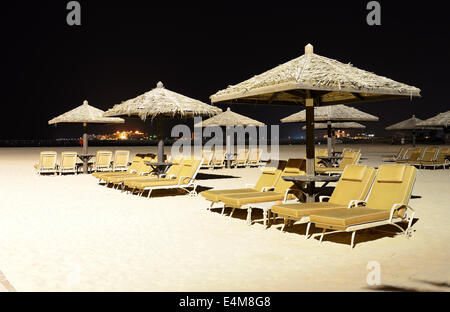 L'éclairage de nuit de la plage avec vue sur Palm Jumeirah, DUBAÏ, ÉMIRATS ARABES UNIS Banque D'Images