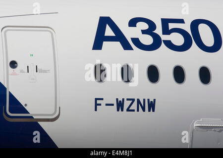 Détail de l'Airbus A350 XWB au salon de Farnborough, Angleterre. L'A350 XWB est le seul aéronef tout-nouveau dans la catégorie siège 400. L'A350 XWB est une famille de longue distance, deux gros-porteurs à moteur des avions de ligne à réaction développé par l'avionneur européen Airbus. L'A350 est le premier Airbus avec les structures de l'aile et de fuselage fait principalement de carbone-polymère renforcé de fibres. Il est prévu d'entrer en service commercial au plus tard en 2014. Banque D'Images